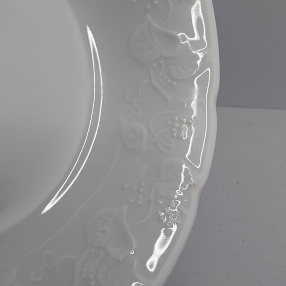 Vintage LIERRE LAUVAGE Limoges France White Embossed IVY LEAVES Pattern 9"d Bowl - Picture 4 of 5